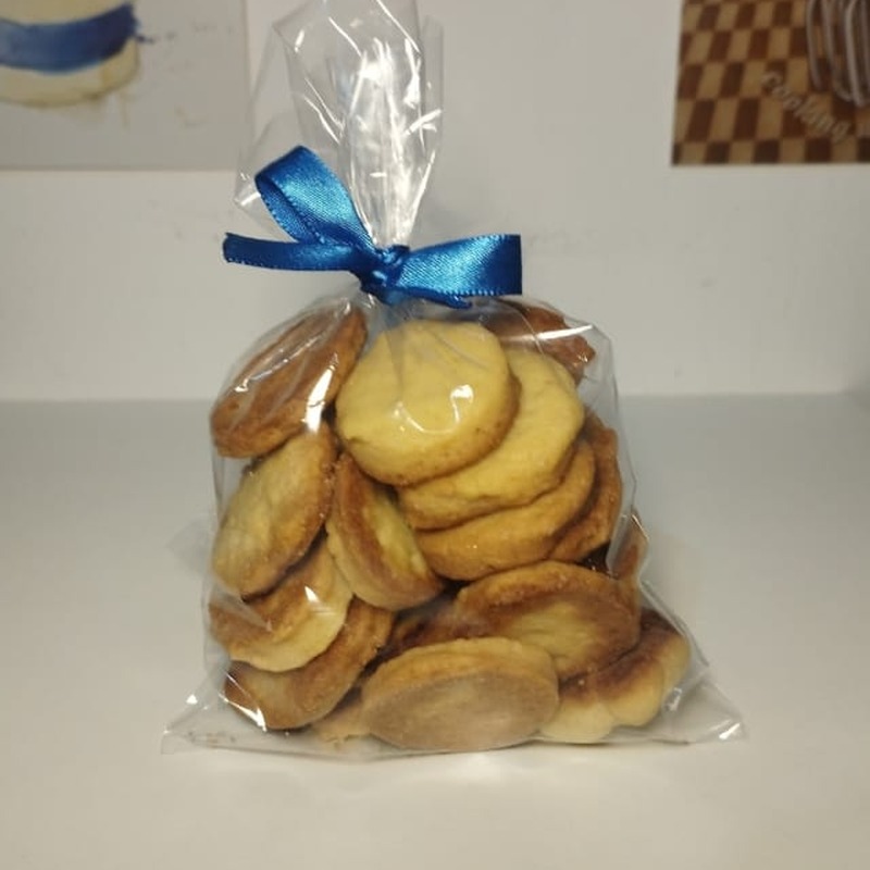 Biscoitos amanteigados em saco com laço azul